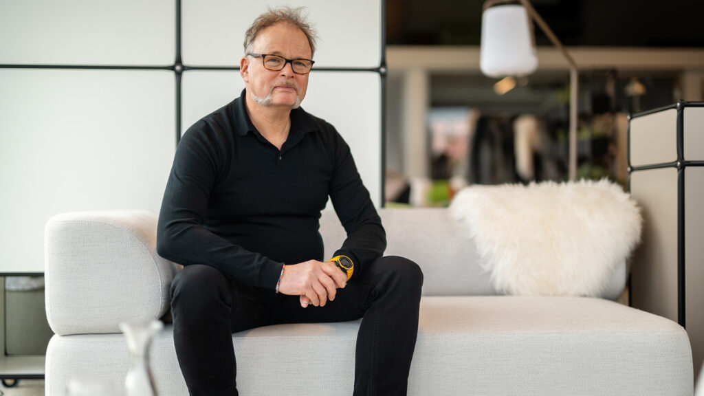 Matthias Kurth, Gründer und Geschäftsführer von KURTH sitzt auf einem modularen Sofa