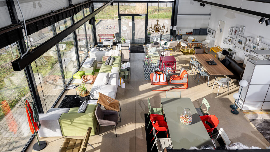 Sessel 5 Blick in den Möbelladen von KURTH