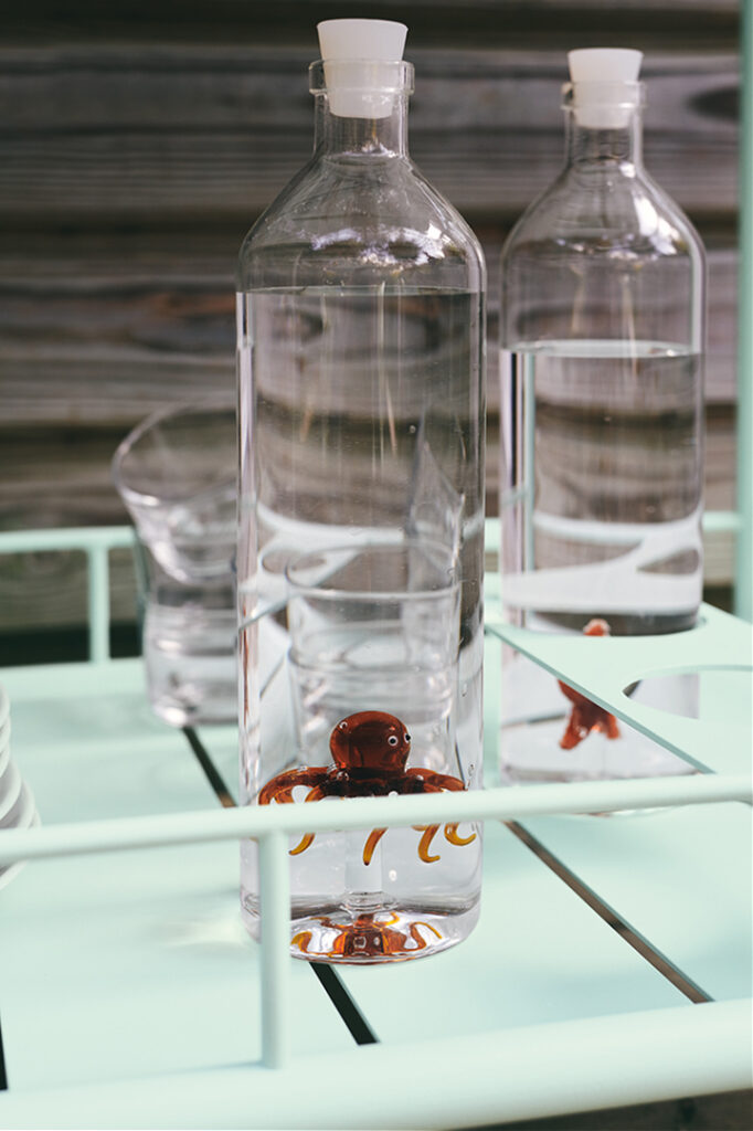 Wasserkaraffen auf grünem Tisch