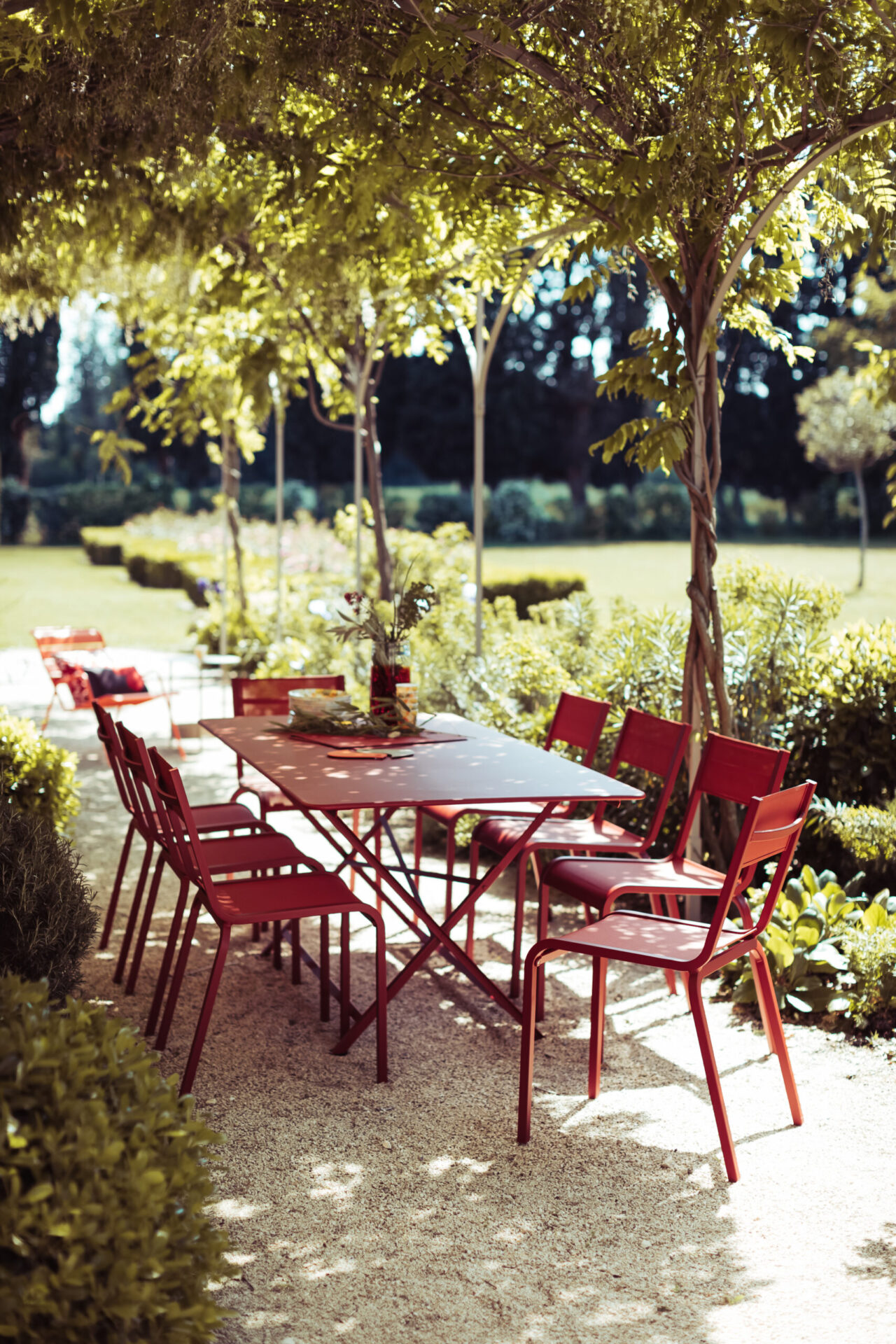 Schöne Sitzgruppe mit Esstisch im Garten, Marke Fermob