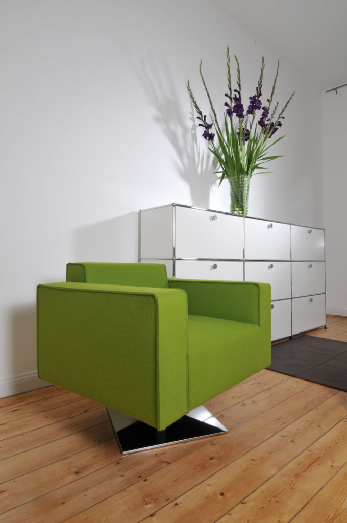 Sessel 2 Kurth grun Loungesessel mit aussen liegender Naht 1 scaled