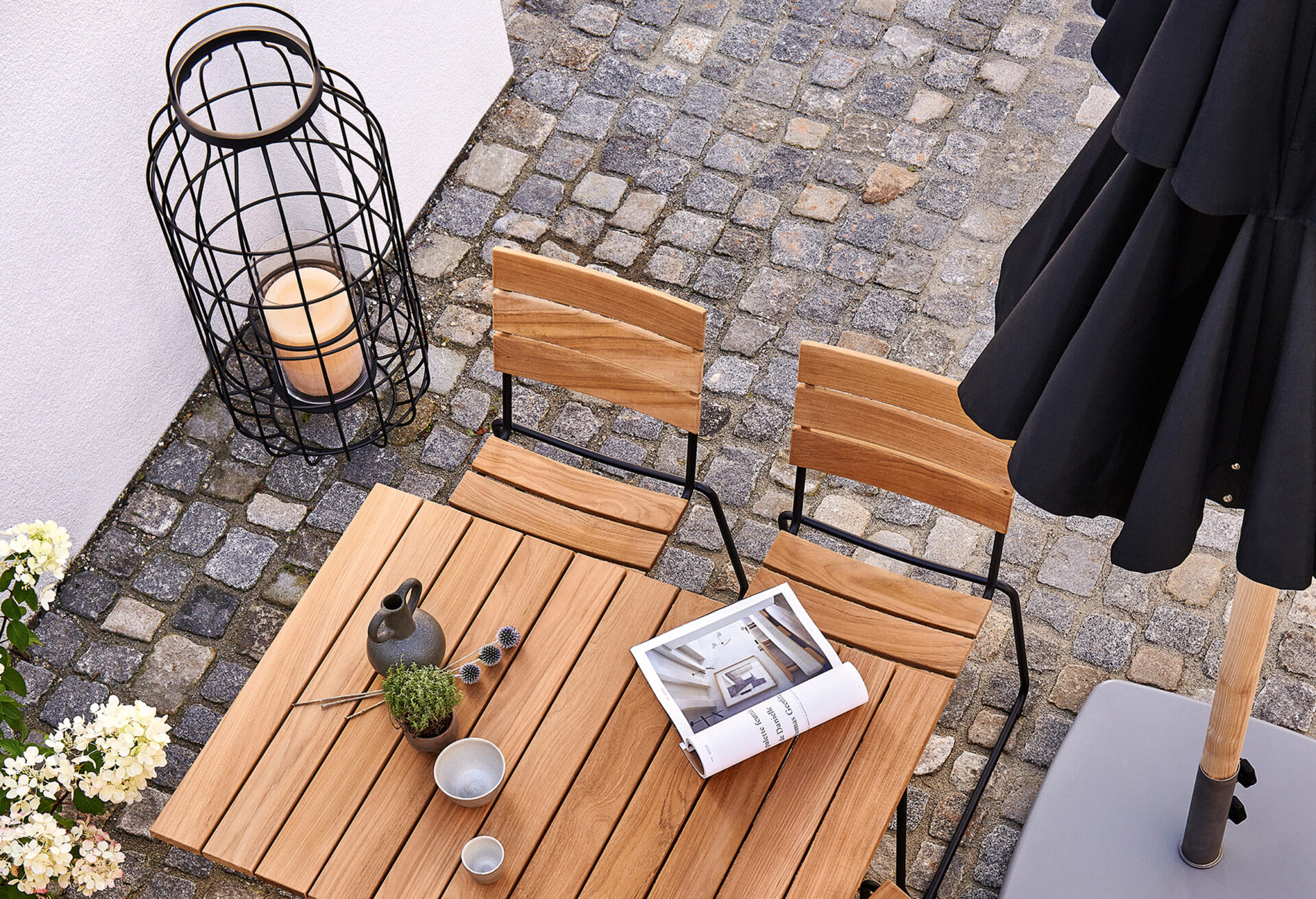Gartentisch mit Stühlen auf einer schönen Terrasse