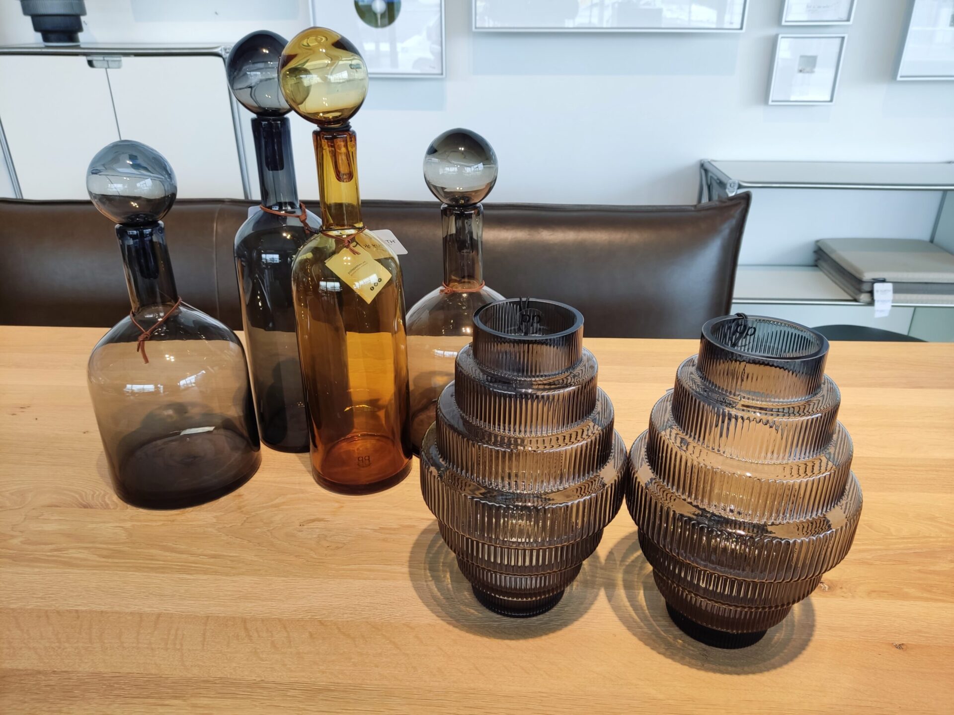 Trinkgläser und Karraffen