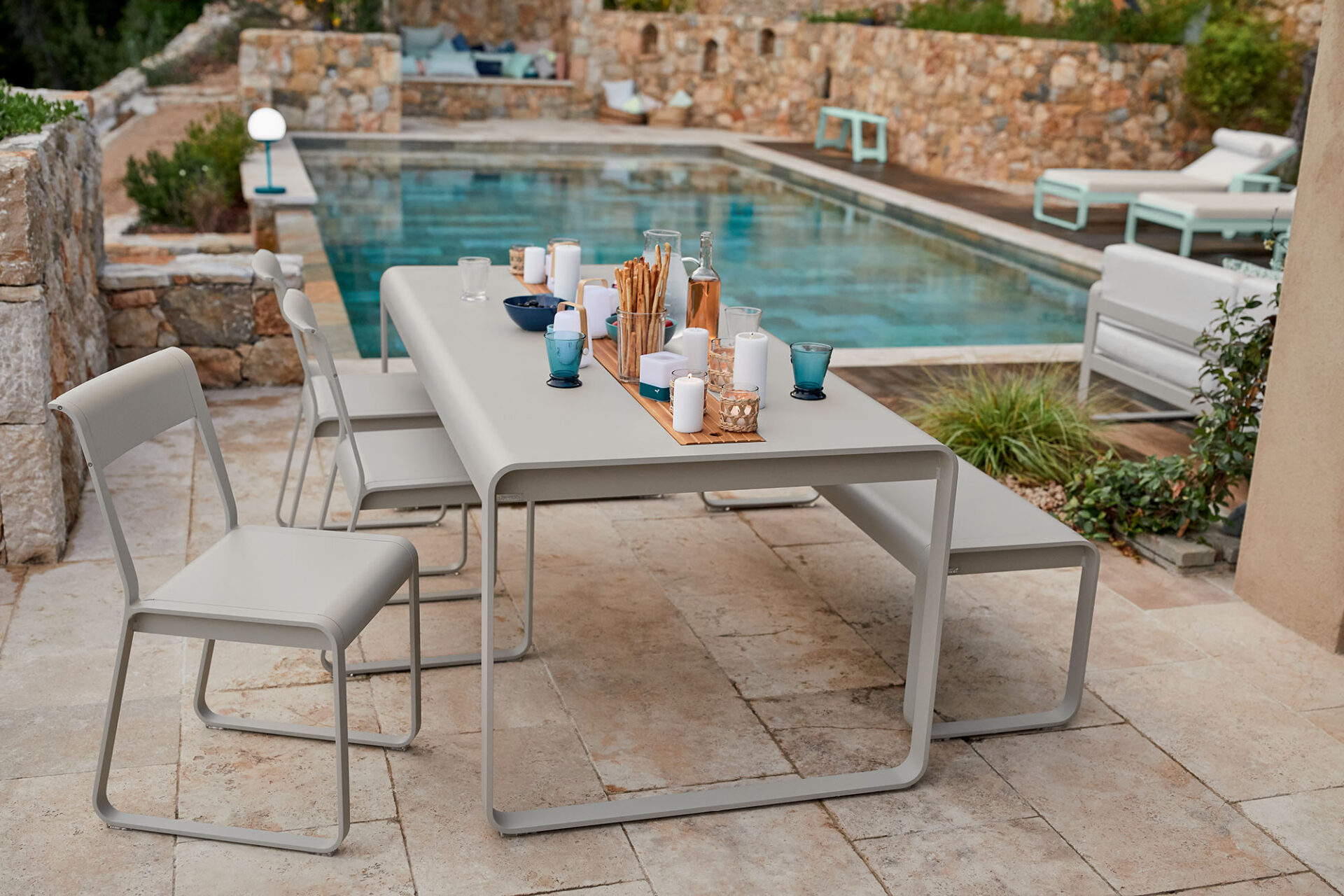 Gartentisch mit Stühlen am Pool