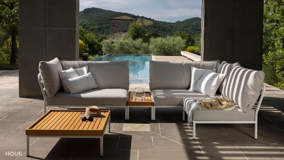 Gartenmöbel von HOUE 15 Lounge Sofa Gruppe am Pool in der Sonne