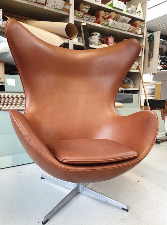 Einen Egg Chair restaurieren. Handwerk trifft Designgeschichte 3 egg chair arne jacobsen in braun nach restauration
