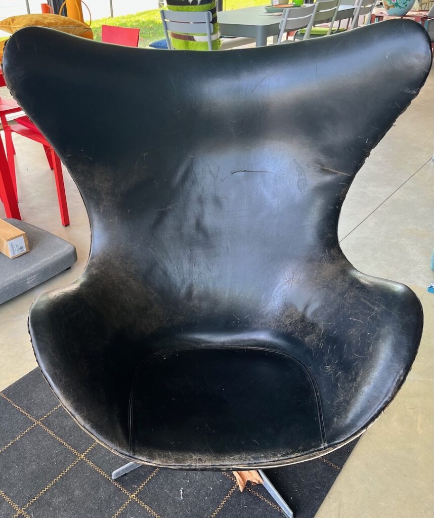 Einen Egg Chair restaurieren. Handwerk trifft Designgeschichte 4 egg chair arne jacobsen vor restauration