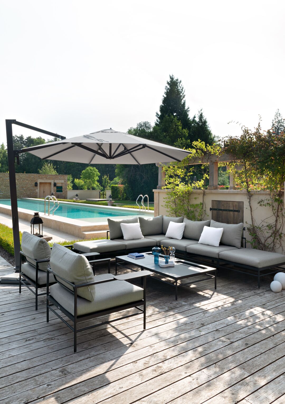 Sonnenschirme 11 Ampelschirm mit Gartenlounge am Pool