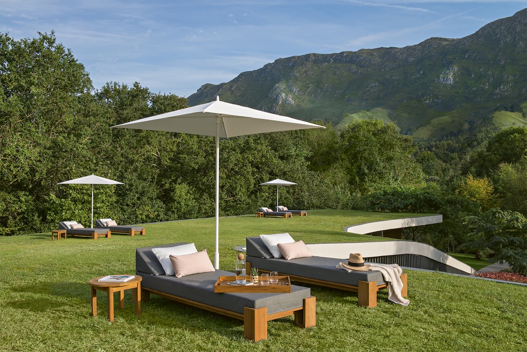 Gartenliegen 4 Hochwertige Gartenliegen mit Sonnenschirm im Freien