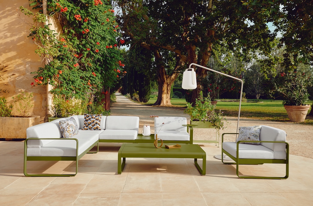 Gartenlounge mit Tisch und Leuchte