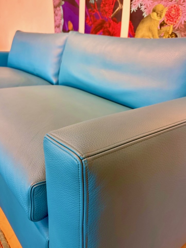 Modulares Sofa in blauem Leder von der Seite