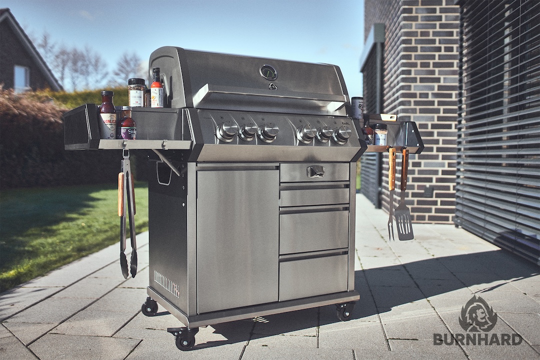 Outdoorküche: Großer Gasgrill auf Rädern