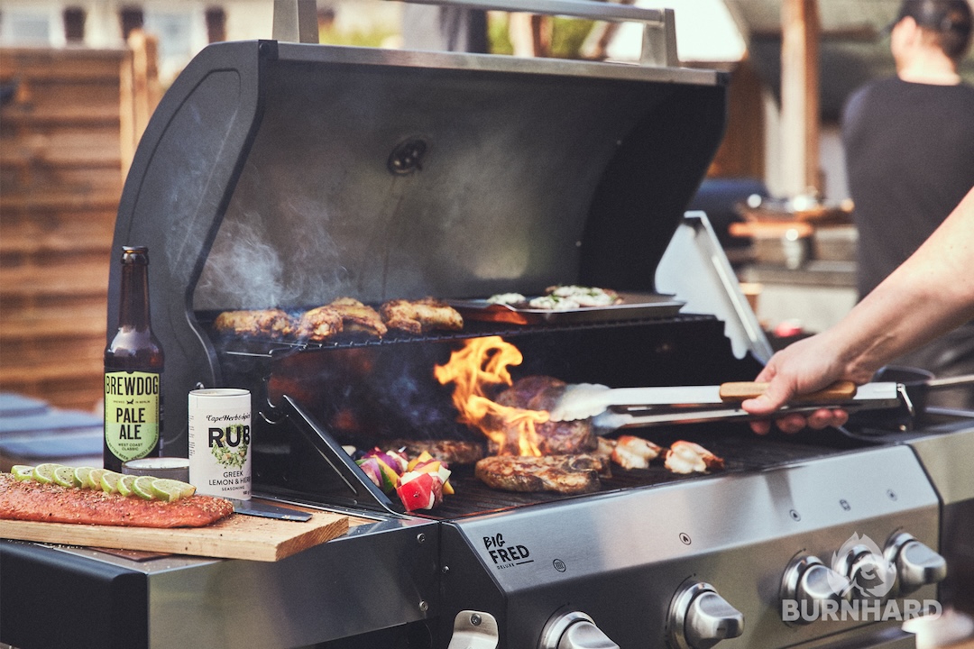 Outdoorküche mit gut gefülltem Grill