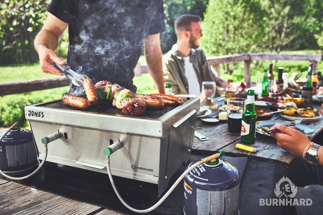 Grillen im Freien mit Freunden.