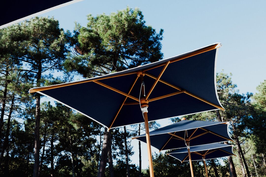 Sonnenschirme 4 Schwarzer moderner Sonnenschirm aus Holz