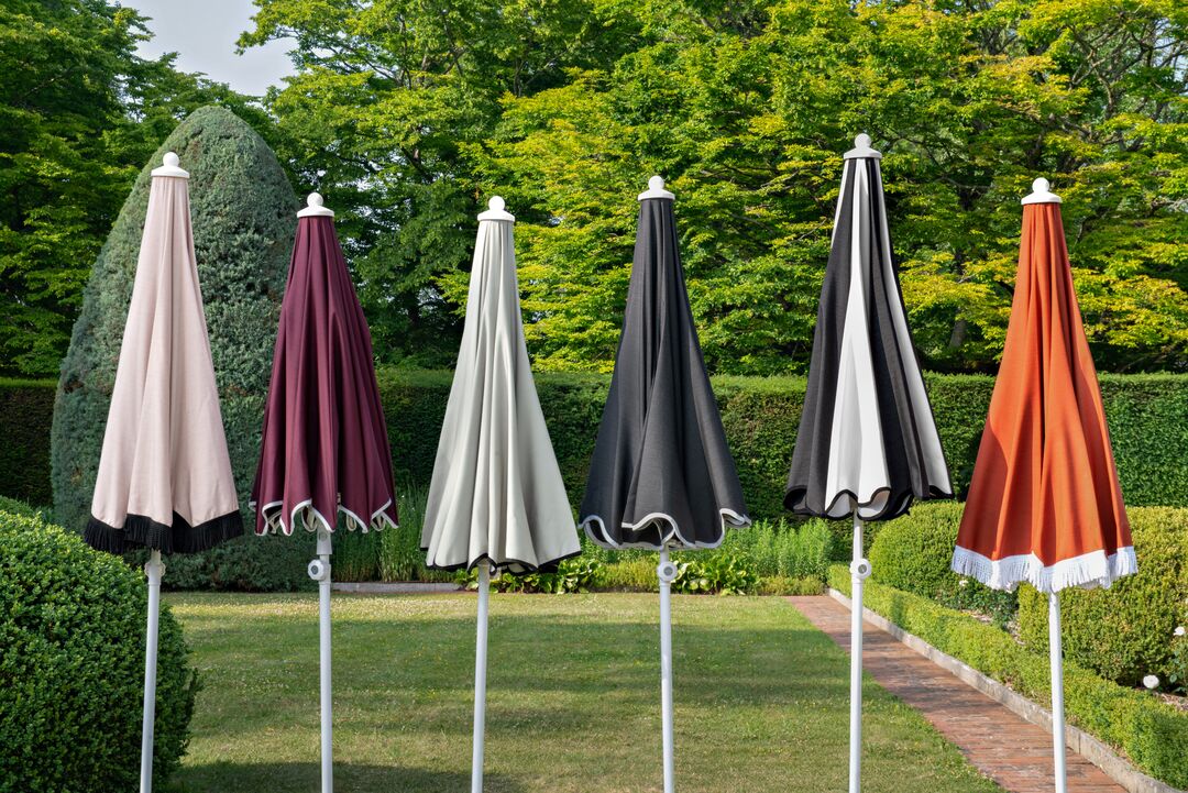 Sonnenschirme 5 Geschlossene Sonnenschirme in einer Reihe im Garten