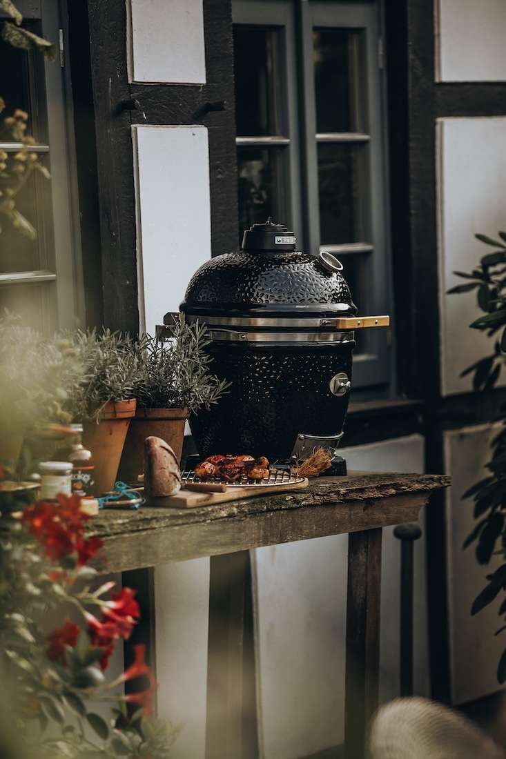 Monolith Kamado Grills 4 Kleiner Monolith Kamado Grill in schwarz