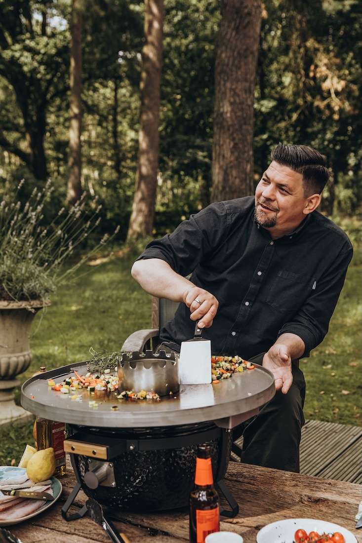 Monolith Kamado Grills 3 tim maelzer grillt monolith kamado
